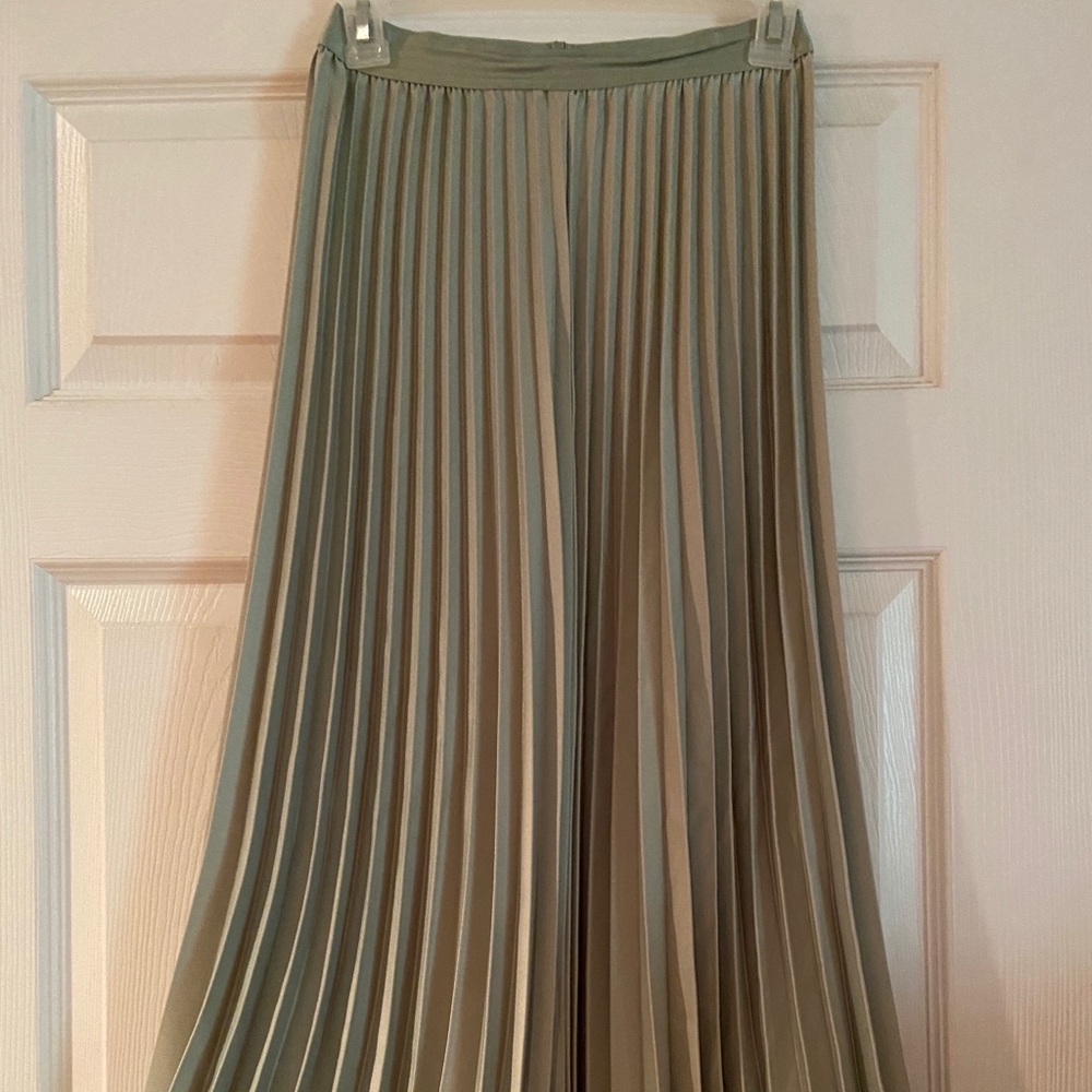H&M Skirt size 4 Beautiful skirt.